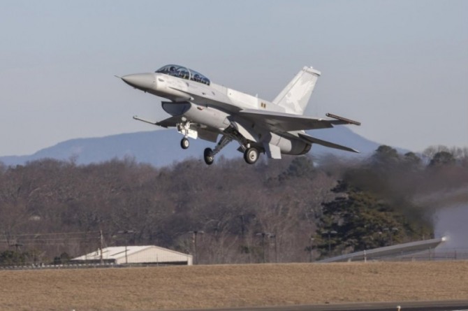 시험비행을 실시하고 있는 F-16 블록70. 사진=록히드마틴
