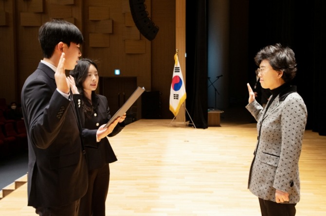 최연혜(오른쪽) 사장이 25일 한국가스공사 신입직원 임용식에서 신입사원들의 선서를 받고 있다. 