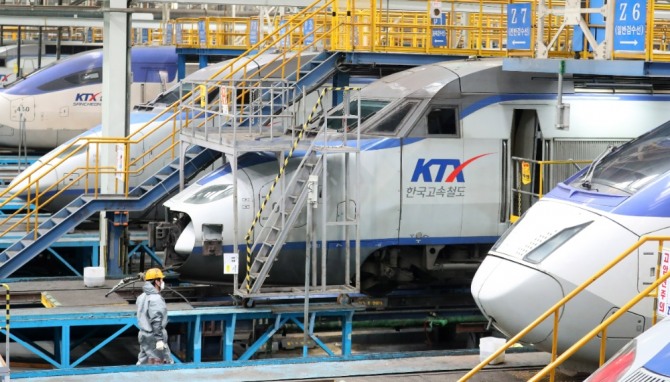 경기 고양시 수도권철도차량정비단에서 정비사들이 귀성객 안전 수송을 위한 KTX 정비를 하고 있다. 자료사진=뉴시스