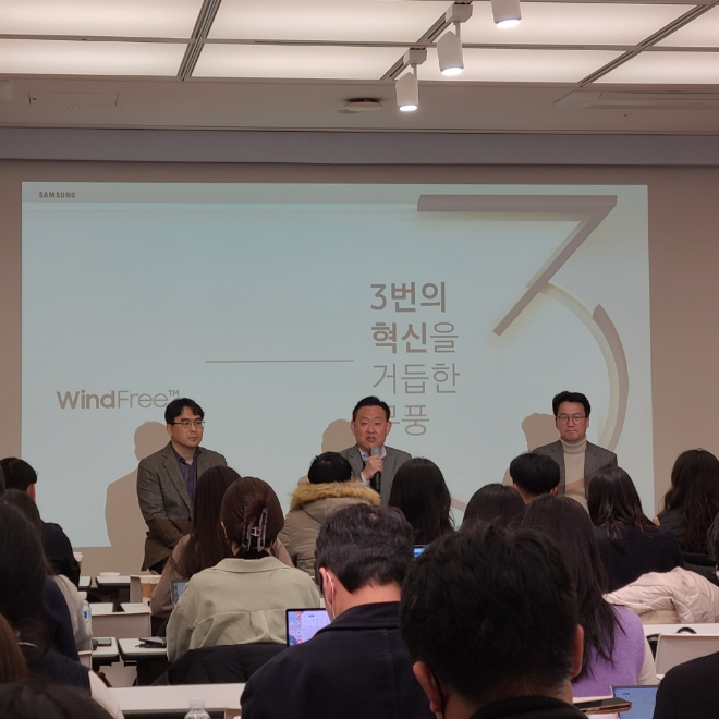 최영준 삼성전자 생활가전사업부 상무(가운데)가 26일 삼성전자 R&D센터에서 열린 신제품 설명회에서 답변을 하고 있다. 사진=정진주 기자