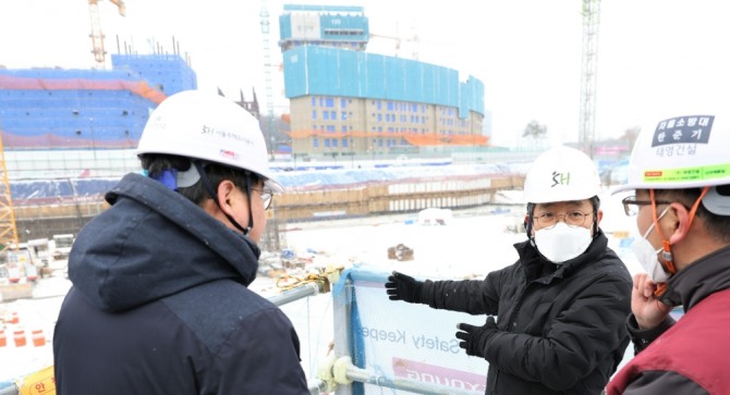 김헌동(가운데) SH공사 사장이 고덕강일2단지 건설현장을 방문해 건설사 관계자들과 이야기를 나누고 있다.