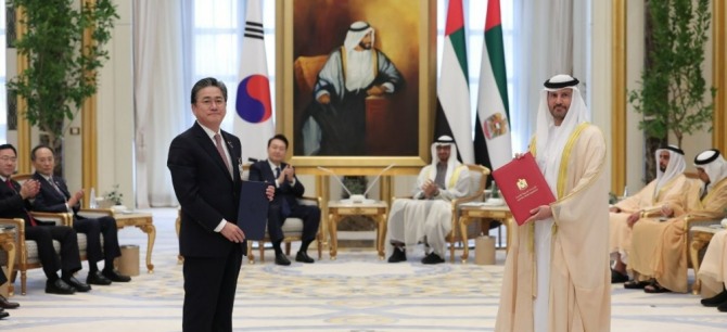 정승일 한국전력공사 사장이 15일 아랍에미리트(UAE) 아부다비 대통령궁에서 열린 한-UAE 양해각서(MOU) 체결식에서 윤석열 대통령과 무함마드 빈 자예드 알 나흐얀 UAE 대통령이 지켜보는 가운데 기념촬영을 하고 있다. 사진=연합