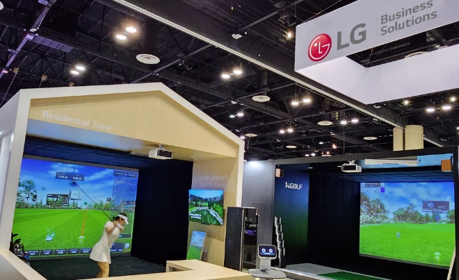 LG전자 전시관 내 조성한 레지덴셜 존에서 모델이 실내 골프를 하고 있다. 사진=LG전자