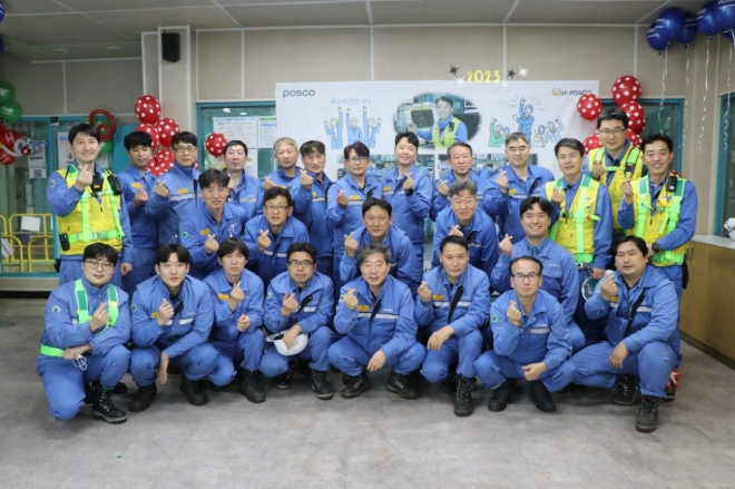 지난 19일 포스코 광양 2EGL 운전실에서 직원들이 셧다운 전 마지막 EG(전기아연도금강판) 제품 생산을 기념하며 포즈를 취하고 있다. 사진=포스코