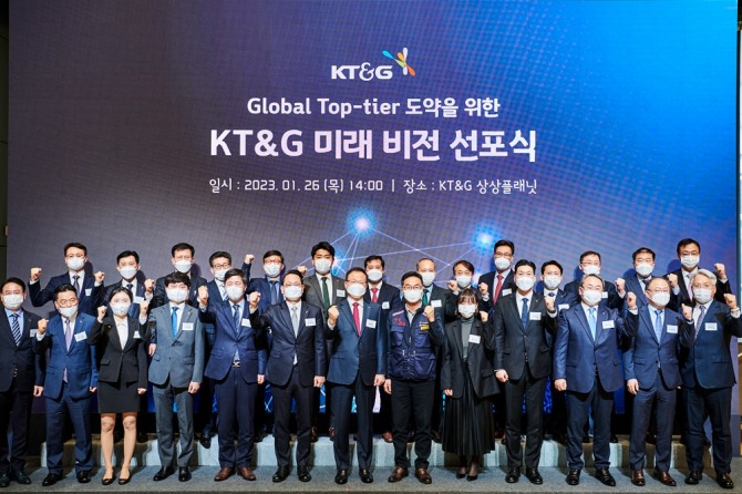 KT&G가 26일 서울 성수동 상상플래닛에서 ‘KT&G 미래 비전 선포식’을 열고, 글로벌 ‘톱 티어(Top-Tier)’ 기업으로의 도약을 위한 그룹 목표와 청사진을 공개했다. 백복인 사장(앞줄 가운데)을 비롯한 KT&G 임직원들이 기념촬영을 하고 있다. 사진=KT&G.