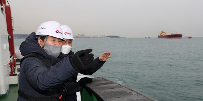 김동섭(앞쪽) 석유공사 사장이 울산비축기지 해상입출하 시설을 점검하고 있다.