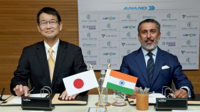 일본 헤드스프링(오사무 호시노 사장. 왼쪽)과 인도 아난드그룹이 전기차 부품 합작회사를 설립하기로 했다.