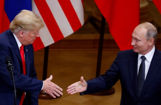 도널드 트럼프 전 미국 대통령과 블라디미르 푸틴 러시아 대통령이 지난 2018년 7월 핀란드 헬싱키에서 정상회담 후 공동 기자 회견을 하면서 악수를 하고 있다. 사진=로이터