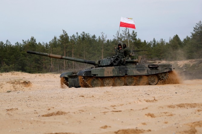 나토군 합동훈련 중인 폴란드 PT-91 트바르디 전차. 사진=연합뉴스