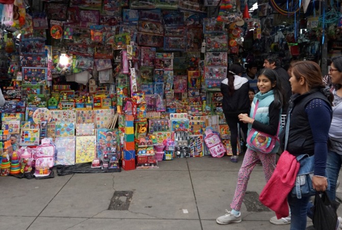 사람들이 페루 리마의 중앙 시장에서 중국에서 수입된 장난감과 기타 제품을 판매하는 가판대 앞을 지나가고 있다. 사진=로이터