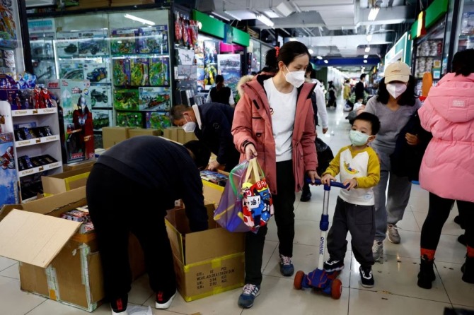 글로벌 수요 감소에 따라 중국은 소비와 수입을 촉진시키는 데에 중점을 두기로 했다. 사진=로이터