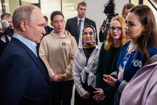 블라디미르 푸틴 러시아 대통령이 모스크바 주립대학 학생들과 대화를 나누고 있다. 사진=로이터