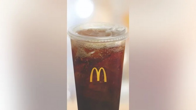 맥도날드가 미국 일부 매장에서 시범 도입한 빨대 없는 음료수 컵. 사진=맥도날드