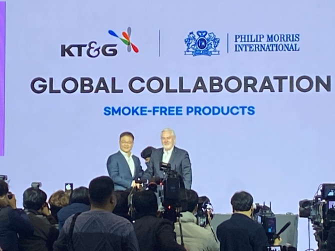 (왼쪽부터) 백복인 KT&G 사장과 야첵 올자크 PMI CEO가 기념 촬영을 하고 있다. 사진=송수연 기자