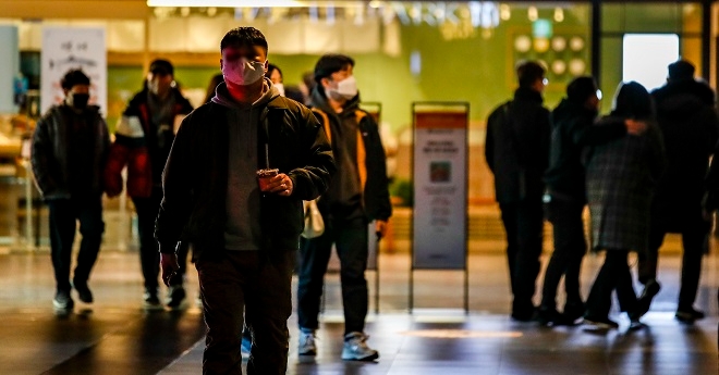 29일 오전 서울 CGV 용산점을 방문한 시민들이 마스크를 쓰고 이동하고 있다. 사진=뉴시스