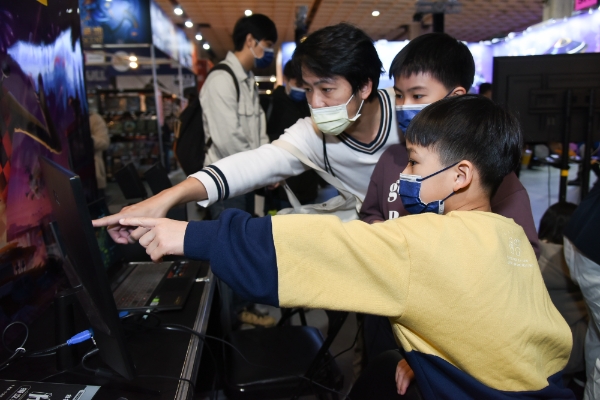 지난해 타이베이 게임쇼 2022에 참가한 가족 관람객들이 게임을 시연하고 있다. 사진=타이베이 게임쇼 트위터