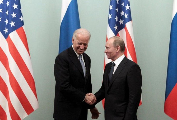 조 바이든 미국 대통령(왼쪽)과 푸틴 러시아 대통령이 '뉴 스타트' 핵무기 통 조약을 연장하기에 앞서 악수를 나누고 있다. 사진=로이터