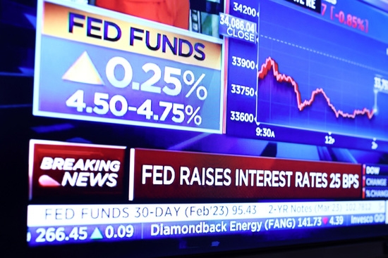 뉴욕증권거래소(NYSE) 트레이딩 플로어 스크린에 연방준비제도(Fed)의 금리 발표가 나오고 있다. 사진=로이터