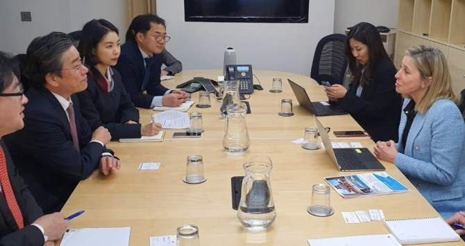 정승일(왼쪽에서 두 번째) 한국전력 사장이 사마 빌 바이 오 레온(맨 오른쪽) 사무총장을 만나 영국 원전사업 참여와 관련해 조언을 들었다