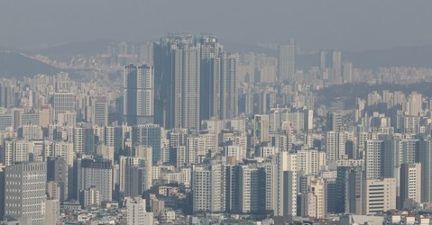 한국토지주택공사(LH)는 종합부동산세 감면 금액을 서민을 위한 주거복지사업에 재투자한다. 서울 시내 빽빽히 들어선 아파트. 사진=뉴시스