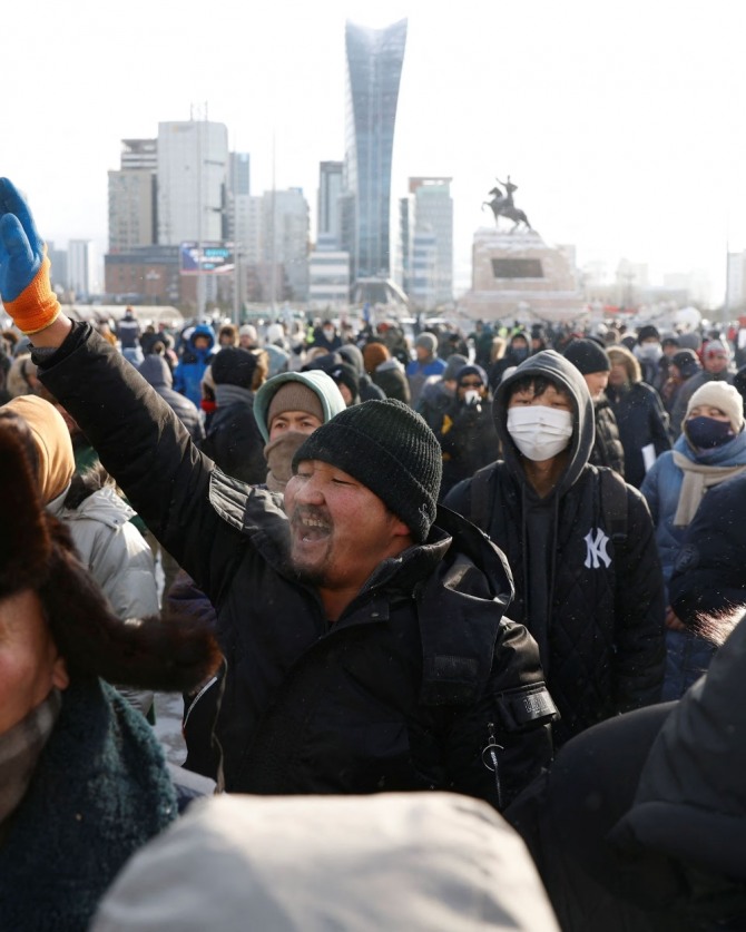 12월 12일 몽골인들이 울란바토르의 수흐바타르 광장에서 정부의 석탄광산 부패에 반대하는 시위를 하고 있다. 