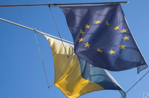 우크라이나 키이우에 게양된 유럽연합(EU)기와 우크라이나 국기. 사진=로이터
