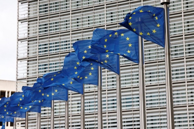 벨기에 브뤼셀 EU집행위원회 본부 건물 앞 펄럭이는 EU깃발.