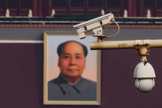 베이징의 마오쩌둥 초상화 앞에서 천안문 광장을 내려다보는 CCTV 카메라. 사진=로이터