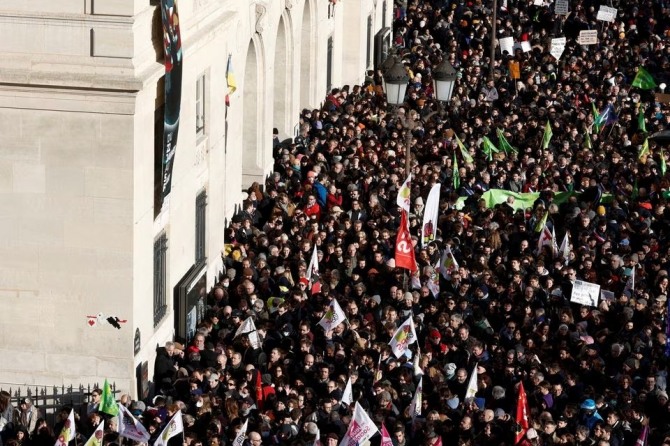 프랑스 이탈리아 광장에서 연금 개혁에 반대하는 시위가 열리고 있다. 사진=로이터