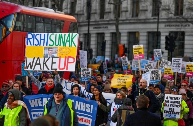 영국 런던에서 의료 종사자들이 파업에 참여하고 있다. 사진=로이터