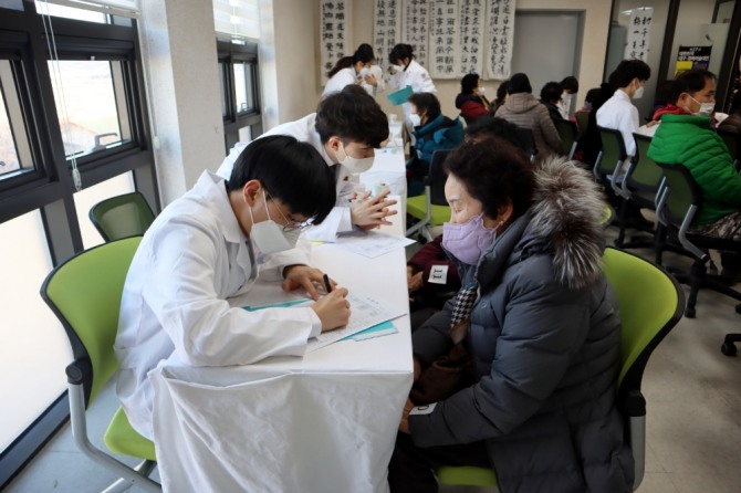 지난 3일 경북 의성군에서 진행된 ‘신협과 함께하는 2023년 동계 한방의료봉사’에서 지역민이 경희대학교 의료봉사단원에게 진료를 받고 있다. 사진=신협중앙회