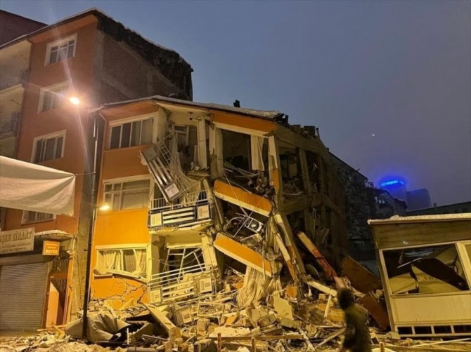 튀르키예에서 규모 7.7의 강진으로 인해 무너진 건물. 사진=로이터