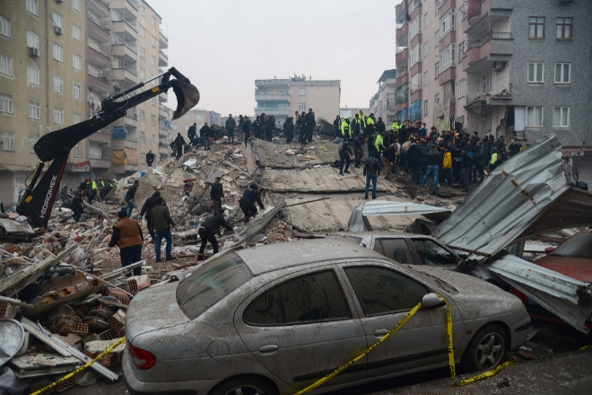 6일(현지시각) 지진으로 무너진 튀르키예 남동부 디야르바크르의 한 건물에서 사람들이 실종자를 수색하고 있다. 사진=연합뉴스