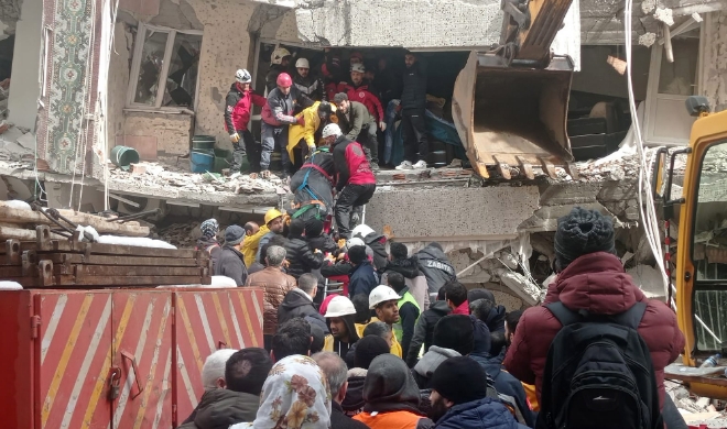 6일(현지시각) 지진으로 무너진 튀르키예 남동부 디야르바크르의 한 건물에서 사람들이 실종자를 수색하고 있다. 사진=연합뉴스