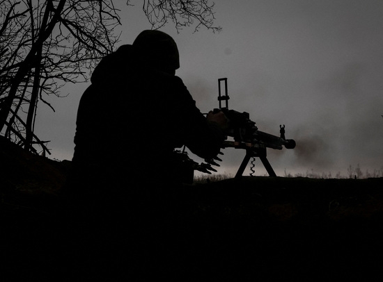솔레다르 마을 근처 최전선 위치에서 기관총을 발사하는 우크라이나 군인. 사진=로이터