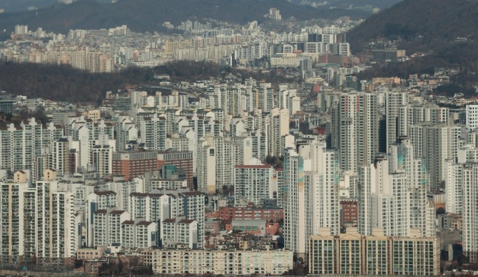 지난해 종부세 분납 신청자가 5년전의 24배 수준인 7만명에 육박했다. 사진은 서울지역 아파트 단지 모습.