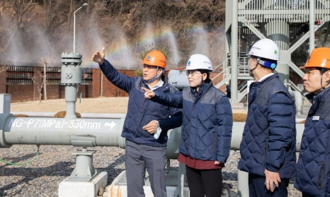 최연혜(왼쪽에서 두 번째) 한국가스공사 사장은 지난 6일 대구경북지역본부 관음관리소 현장 점검을 시행했다. 사진=한국가스공사