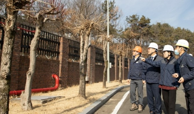 최연혜(왼쪽에서 세 번째) 한국가스공사 사장은 지난 6일 대구경북지역본부 관음관리소 현장 점검을 시행했다. 