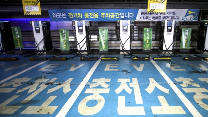 서울시내 대형마트에 설치된 전기차충전소. 사진=뉴시스 