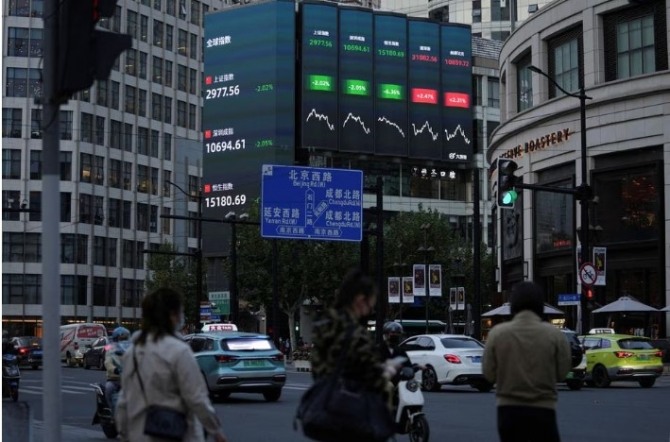 중국이 경기 부양책을 발표한 후 주식시장이 모처럼 상승을 기록했다. 사진=로이터