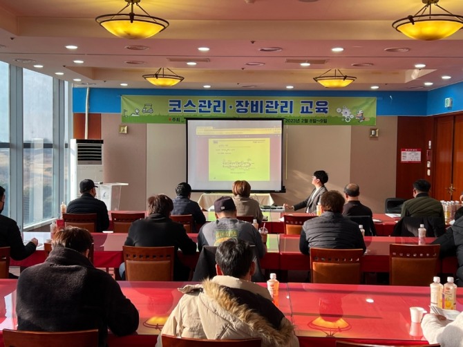 강의에 열중하는 골프장 코스관리 직원들.