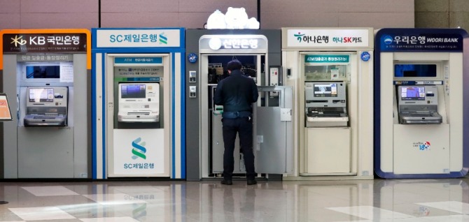 서울 시내에 설치된 시중은행들의 ATM 모습. 사진=연합뉴스