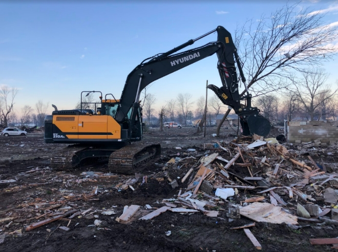 지난해 1월, 토네이도로 인해 큰 피해가 발생한 미국 테네시주 샘버그 지역 피해 복구 작업에 투입된 현대건설기계 21톤 굴착기가 복구 작업을 하고 있다. 사진=HD현대