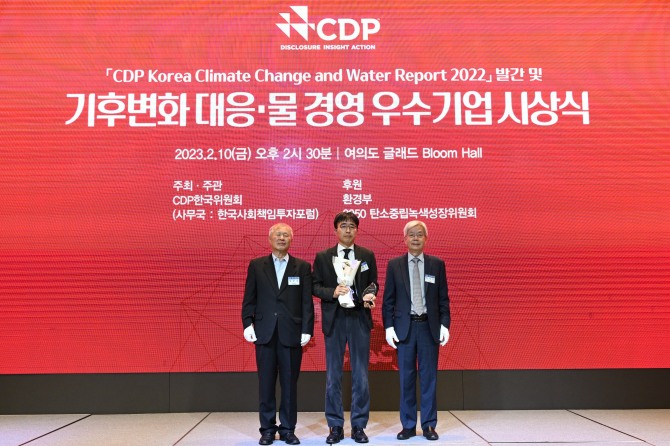 CDP 기후변화 대응 우수기업 시상식에서 DL이앤씨 김대호 담당(가운데)이 우수 기업 인증을 수상하고 CDP 한국위원회 장지인 위원장(우측), 양춘승 부위원장(좌측)과 기념 사진을 촬영하고 있다. 사진=DL이앤씨