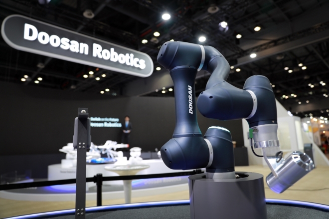 두산로보틱스가 지난 2019년 경기도 고양시 일산 킨텍스(KINTEX)에서 열린 ‘2019 한국산업대전’에서 최초로 공개한 협동로봇 ‘A 시리즈’. 사진=㈜두산