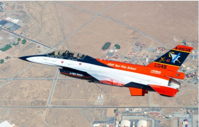 캘리포니아 에드워즈 공군 기지 상공을 비행하는 X-62A VISTA 항공기. 사진=미 공군