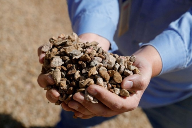 MP머티리얼즈의 감독관이 미국 캘리포니아 주 마운틴패스에 있는 희토류 광산에서 분쇄된 광석을 들어보이고 있다. 사진=로이터