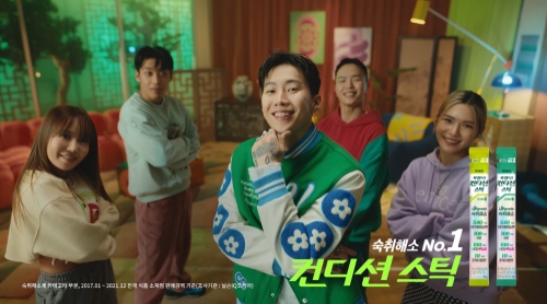 HK이노엔이 박재범을 모델로한 컨디션 스틱 제품 신규 TV CF를 공개했다. TV CF의 한 장면 사진=HK이노엔