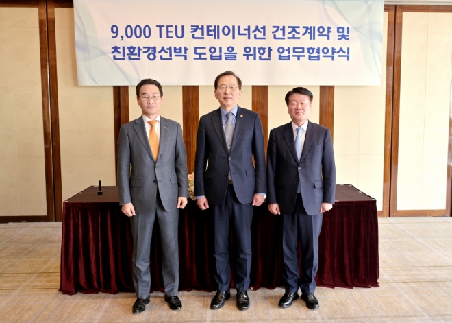 HJ중공업이 지난 14일 서울 웨스틴조선호텔에서 HMM과 9000TEU급 메탄올추진 컨테이너선 2척에 대한 건조계약을 체결했다. (왼쪽부터) 유상철 HJ중공업 대표,,조승환 해양수산부 장관, 김경배 HMM 사장이 계약 체결후 기념촬영을 하고 있다. 사진=HJ중공업