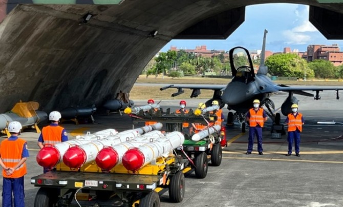 지난해 8월17일 대만 남동부 화롄(花蓮)의 공군기지에서 미군의 하푼 A-84 대함 미사일과 AIM-120 및 AIM-9 공대공 미사일이 F-16 전투기에 탑재되기 위해 기다리고 있다. 사진=뉴시스